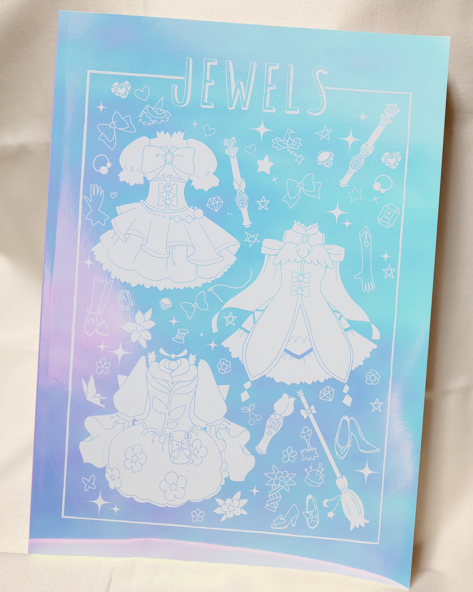 みゅー 表紙はジュエル ペーパーという用紙で ベースはブルーなんですが見る向きによってピンクに変わる という面白い紙です これに白印刷してクリアppかけました これはぜひ実物見て欲しい T Co H8blsfdarh Twitter