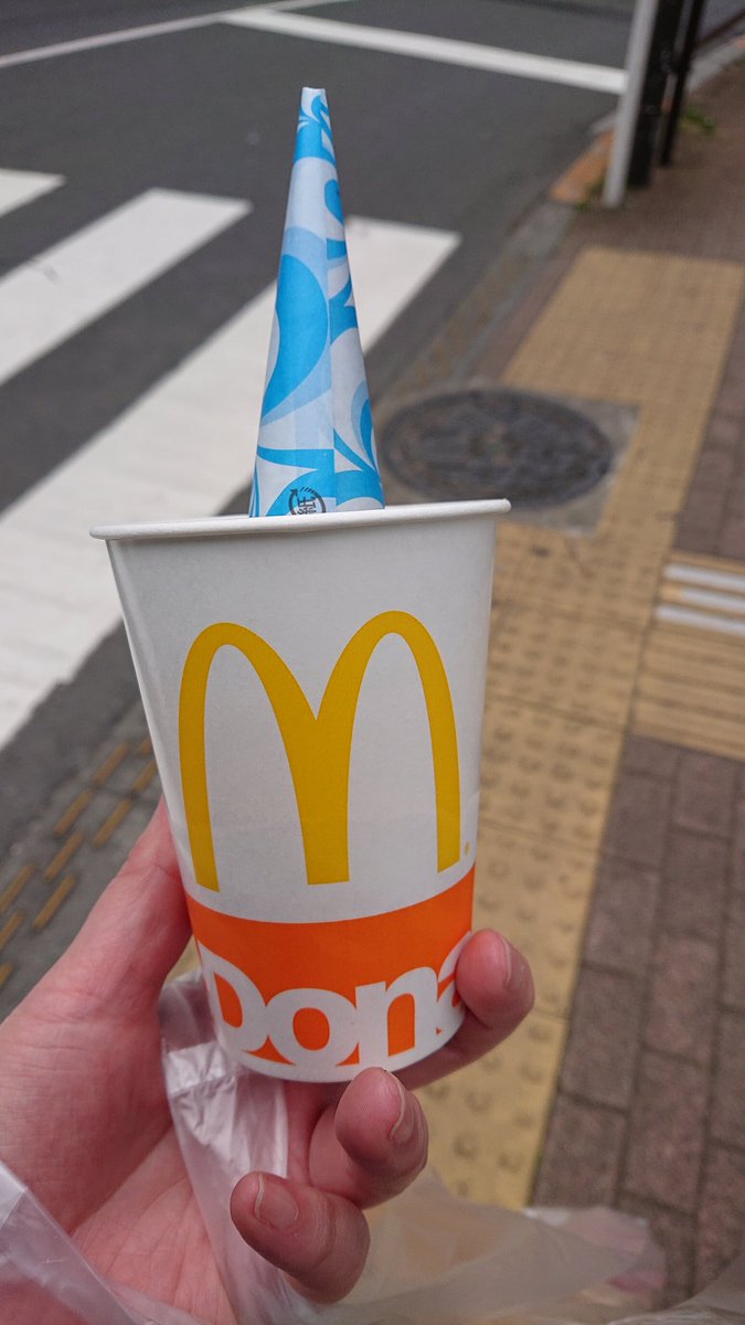 ねじ え まってまって いつからマックの持ち帰りソフトツイストこの形状になったの そのまま手渡しだったよね 食べながら帰ろうとしたらなんの嫌がらせ タチの悪いジョークか コロナのせいか