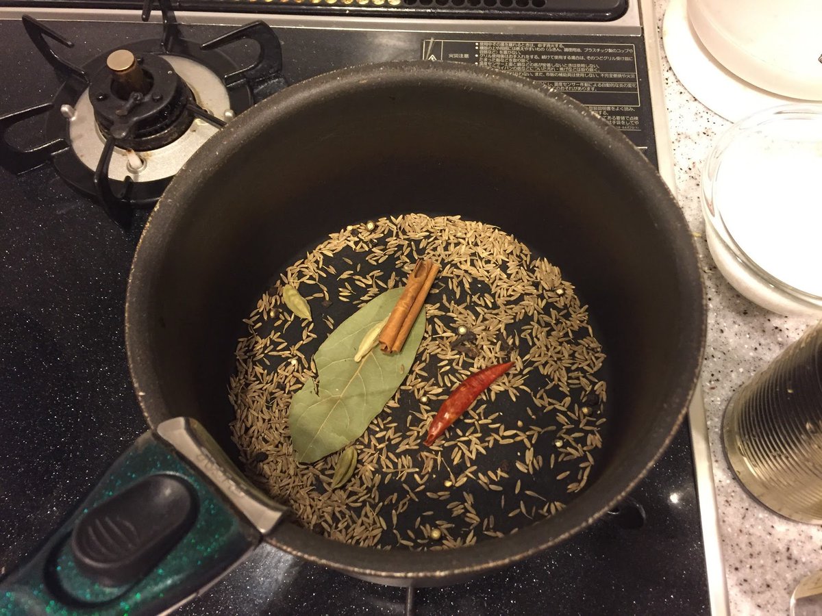 트위터의 Tjo 님 自作インド料理問わず語り ホールスパイスとパウダースパイスの使い分け これも流儀が沢山あるので一概には言えないが 基本的には ホールスパイスは 油に香りを移す パウダースパイスは 汁 グレービー に香りを移す ためのもの 普通のチキン