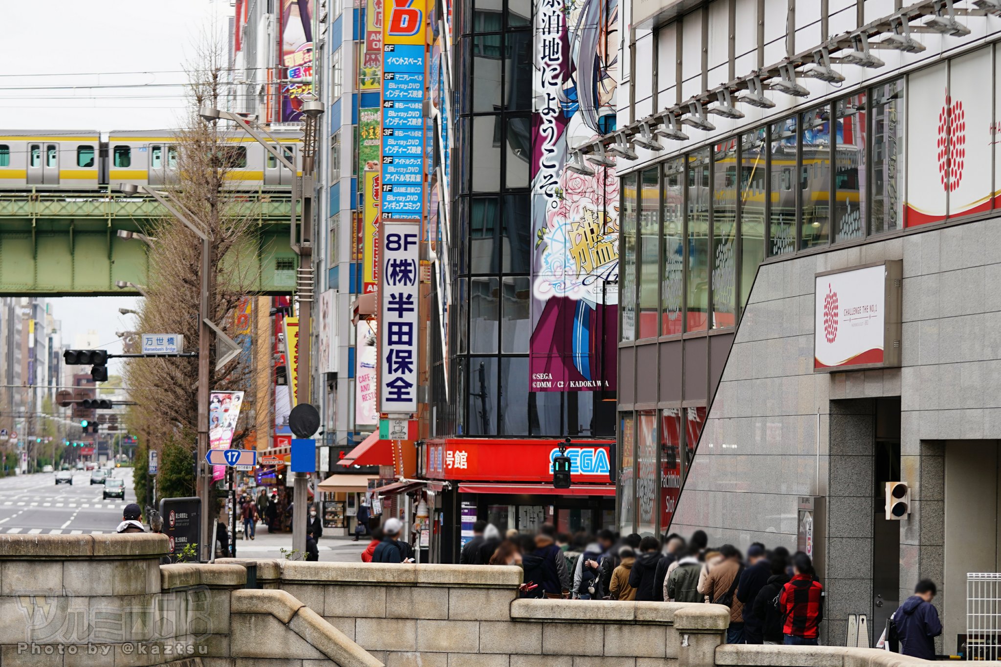 ﾂﾙﾐﾛﾎﾞ 外出自粛で静まり返る秋葉原 いつも行列をつくっているパチンコのアイランドやエスパスは週末臨時休業 ビッグアップルやヨドバシakibaでは 開店待ちのひとたちを見かけた T Co Hqftotwuo5 Twitter