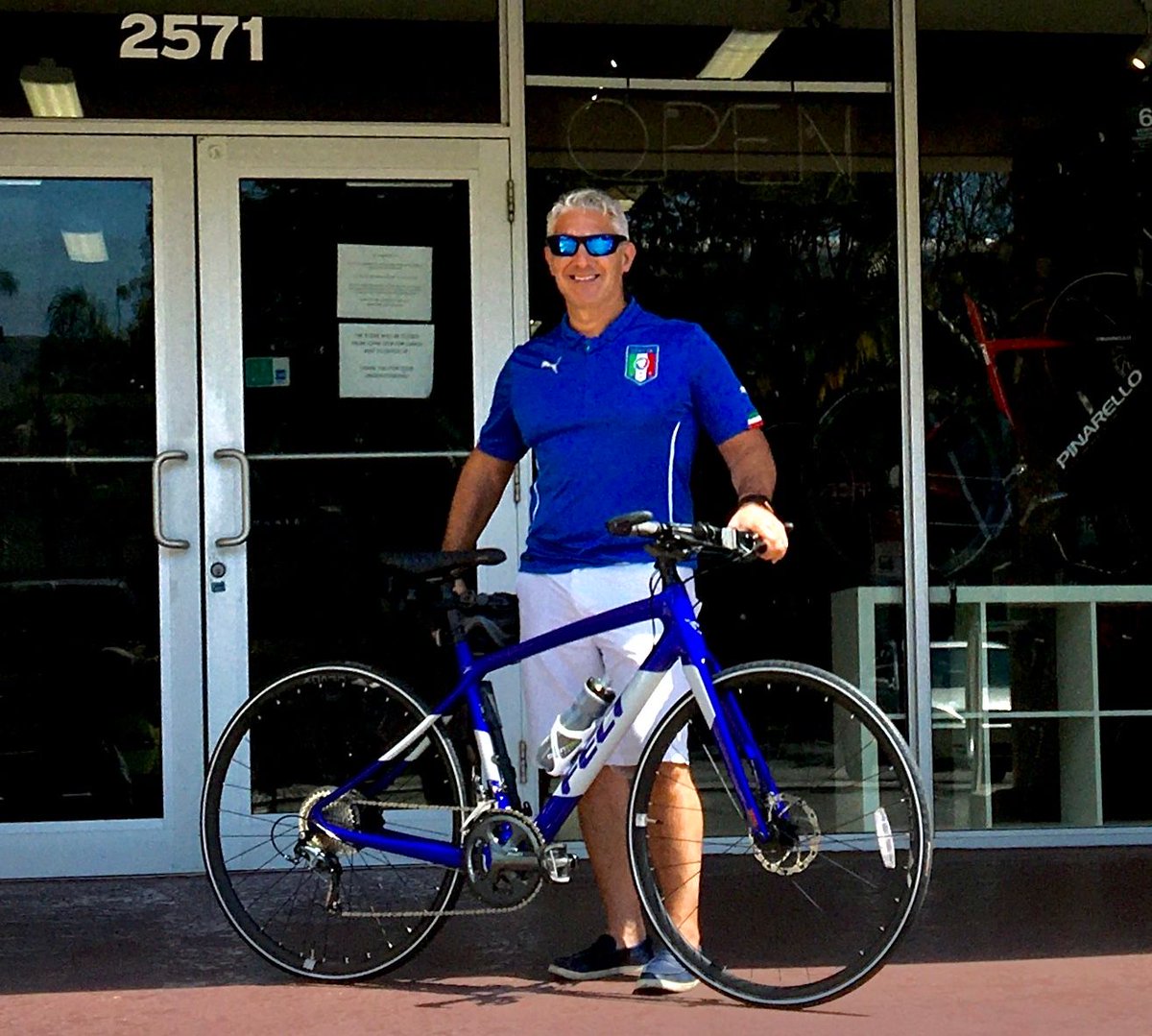 Gio and his Felt Verza 6. Carbon hybrid from the Southern California bike master. The speed of riding on the road flat bar style!
#downtownbicyclesfl #downtownbicycles #feltbicycles @feltbicycles #carbonframe #hybrid #verza6 #cycling #supportlocal #shoplocal #ftlauderdale