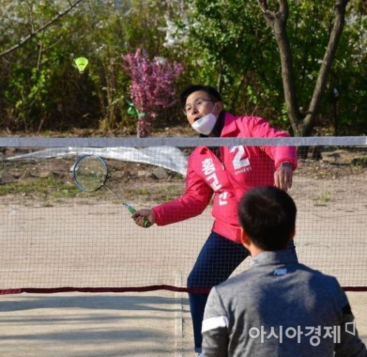 UFutureParty's tweet photo. 🇰🇷미래통합당대표 황 교 안🇰🇷

#다시 #함께  #대한민국
 #희망의종로 #희망의대한민국
    
◇ 4월5일, 
 아침구보를 시작으로
 동망상공원과 낙산공원에서
   배드민턴을  함께 치시며
 주민분들을 만났습니다. 

  #황교안이희망이다
     #힘내라황교안✌ https://t.co/GXb2YYFPWG
