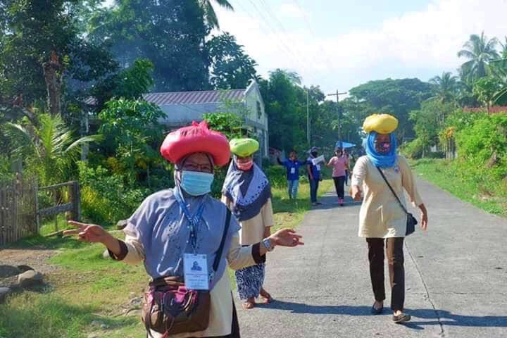 PHNews01's tweet photo. LONG WALK: Social workers of Buldon, #Maguindanao endure a 10km walk to bring relief goods to the far-flung villages of the municipality that are not accessible to vehicles. The local government has so far served 6,000 families from its 15 barangays.
#WeSupportPresidentDuterte https://t.co/3TJ5awaKga