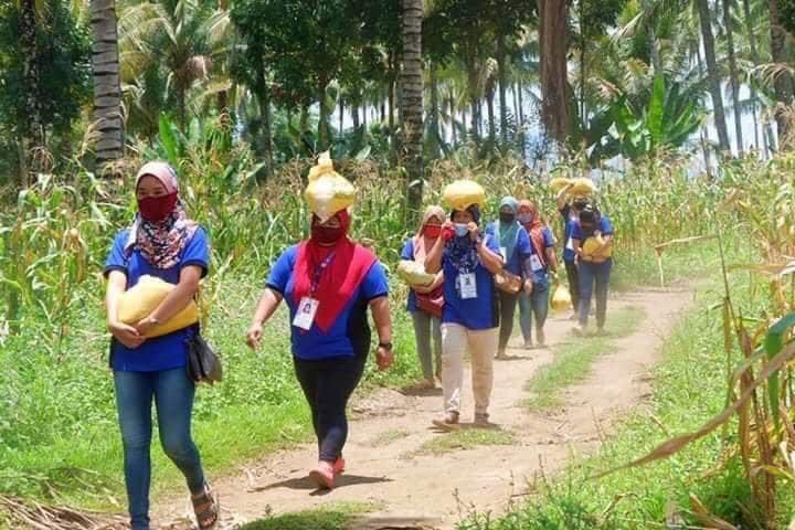 PHNews01's tweet photo. LONG WALK: Social workers of Buldon, #Maguindanao endure a 10km walk to bring relief goods to the far-flung villages of the municipality that are not accessible to vehicles. The local government has so far served 6,000 families from its 15 barangays.
#WeSupportPresidentDuterte https://t.co/3TJ5awaKga