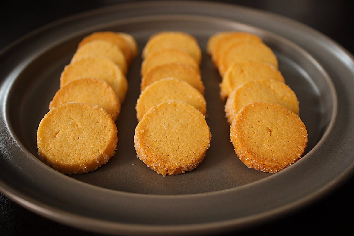 だれウマ 料理研究家 On Twitter 外出できない時でも 友達と遊べない時でも家でハッピーな気分になれるクッキーがあります 揉むだけクッキー 1 袋に小麦粉60gと砂糖25gを入れて振り混ぜ 軽く溶かしたバター30g 卵黄一個を加えて揉み込み 袋の中で形を整えて