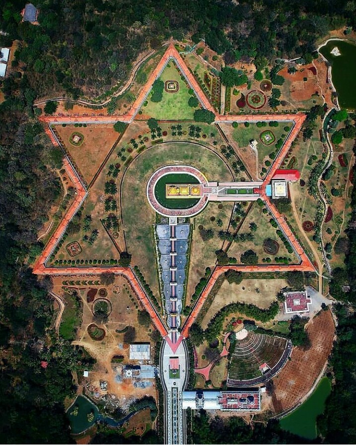 desi_thug1's tweet image. Temple which is built with 1500 Kg pure Gold in Vast 100 Acre land with lush green landscape.

Temple with Scared &quot;Star-shaped&quot; Crossway path With a length of 2 Km called Sri Chakra Around the temple

This is wonder of our Sanatan dharam Architecture

#TeamLostTemples