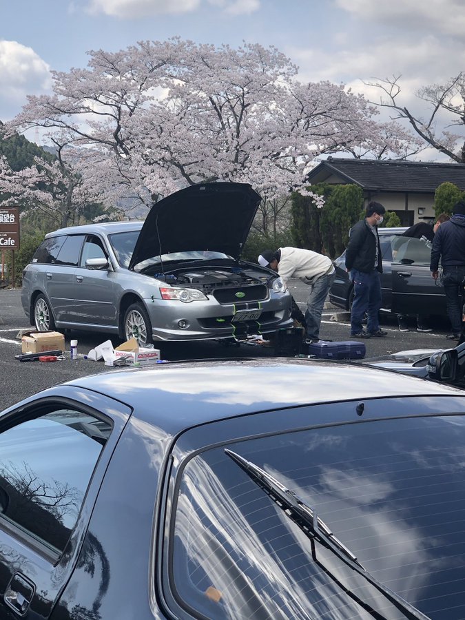 京都府 嵐山パークウェイの駐車場にて 自宅ガレージのようにスバル レガシィをメンテナンスする自分勝手なオーナーが登場 これは流石にアウトでは Creative Trend