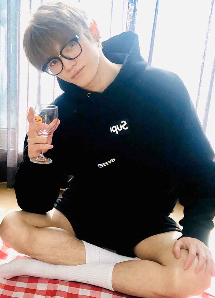 in honor of the sudden increase in taeyong thigh content from these lives, a short thread: