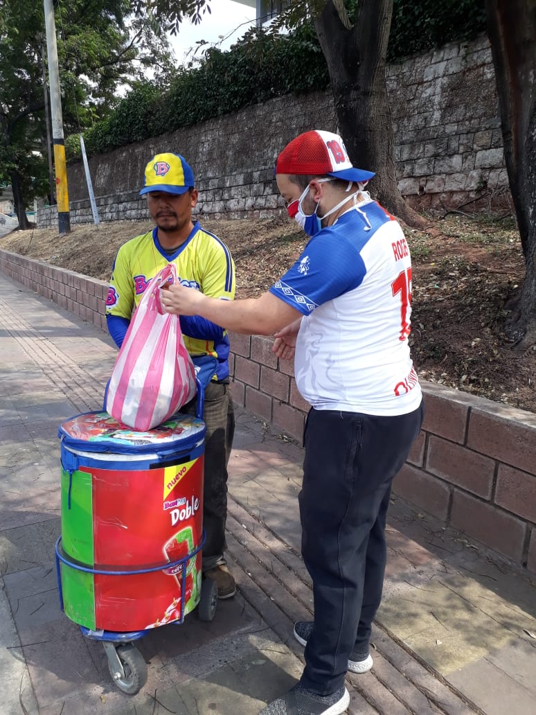 ¡Un partido que ganamos juntos! 🙌🏽
En diversos puntos del país, miembros del Club Olimpia y grupos de apoyo como <a href="/LeonesSombraSur/">Leones de Sombra Sur</a>, <a href="/LBDSA1912/">La Banda De Los Super Albos</a> y <a href="/LaUltraFiel_/">La Ultra Fiel [Oficial]</a> se unieron para ayudar a hermanos hondureños en este difícil momento. ¡Vamos Honduras, juntos podemos! 👏🏽