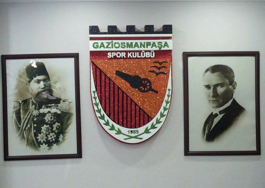 Başkomutan Atatürk'ün örnek aldığım asker dediği Rus çarının merak ettiği komutan 145 gün plevneyi savunan komutan, Atamız BÜYÜK GAZİ OSMAN PAŞA'YI vefatının 120. yılında saygıyla anıyoruz. 

ŞANI BÜYÜK OSMAN PAŞA PLEVNEDEN ÇIKMAM DİYOR!