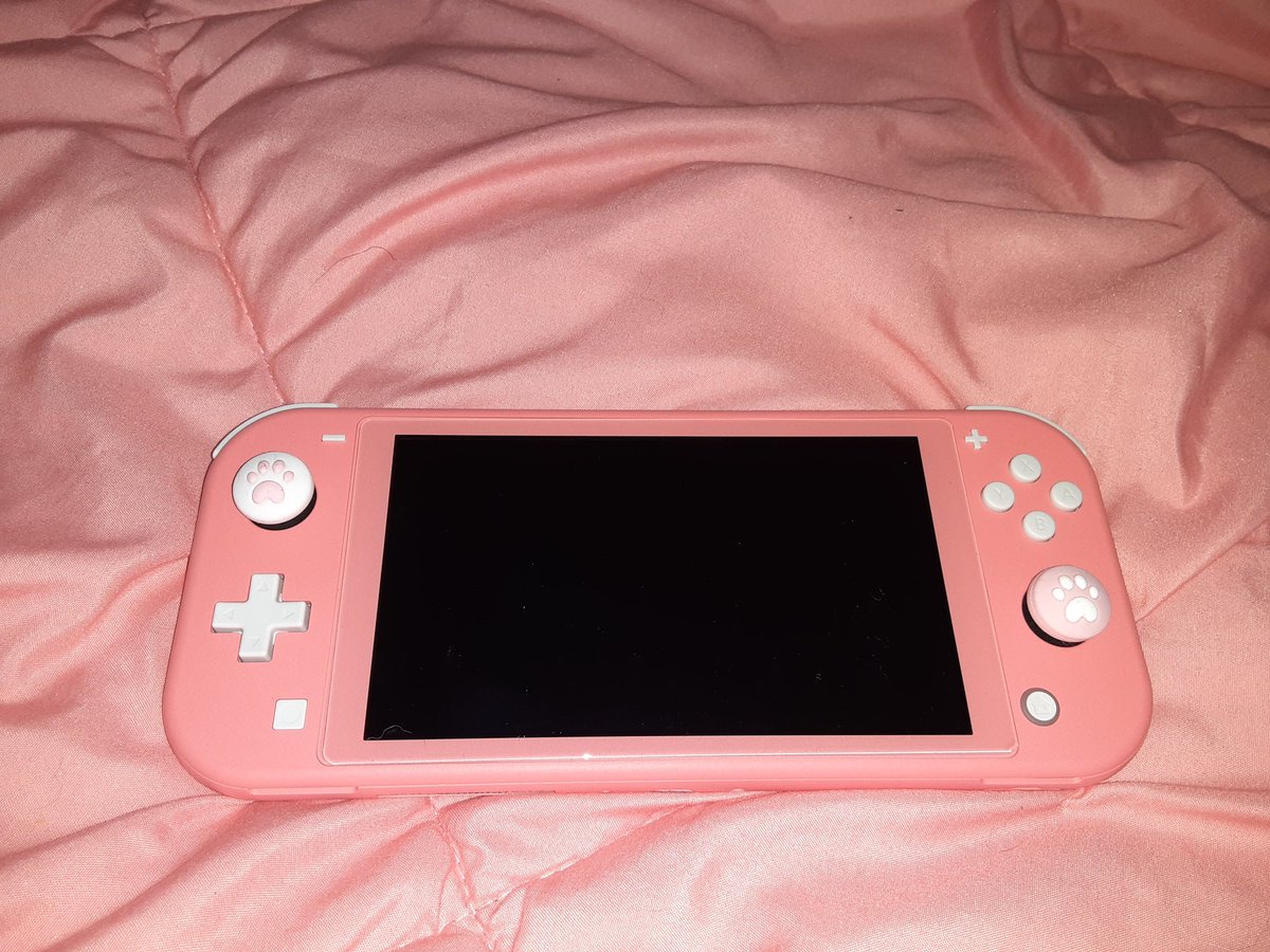 katemkat23's tweet photo. I'll just never be over how pretty it is 😍 #coralswitchlite #SwitchLite #NintendoSwitchLite @NintendoAmerica @Nintendo https://t.co/AXpIhAUpLB
