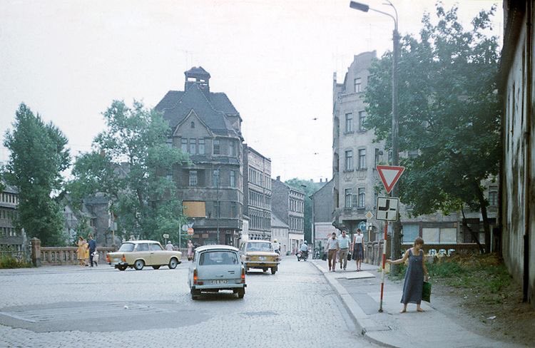 GeschichteDdr's tweet photo. Halle 1983 ! Ob es der jungen Frau rechts im Bild schlecht geht ?
#ddrtechnik #ddr #ddrgeschichte #gdrhistory #gdr #lada #trabant #wartburg #halle #hallesaale #sachsenanhalt #osten #ostdeutschland https://t.co/awXdPxCBFT
