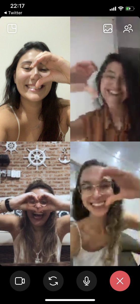 larissabachelli's tweet photo. Preciso de mais nada nessa vida @carolbrianez @vikacomk #jheny https://t.co/QImCnigWBf