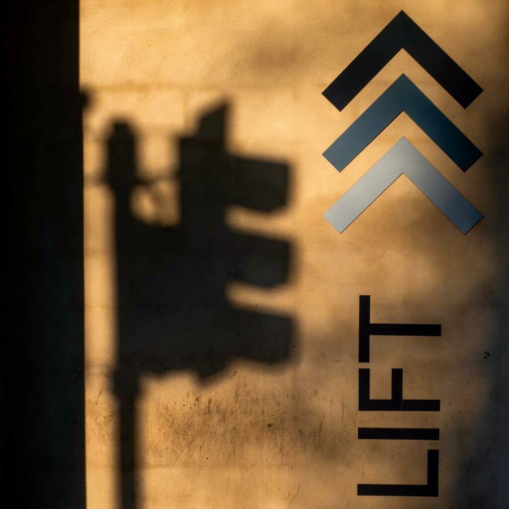 RadioAndrewE's tweet photo. Five words, four days 3): ‘Lift’ - taken after shopping near home in Headingley, Leeds on a sun kissed afternoon 27/3/20
.
.
.
#oneformofexerciseaday #leeds #headingley #urbanphotography #signs #wordsandpictures #lettering #igersleeds #lift #arndalecentr… https://t.co/XoPJlxYC5n https://t.co/aUZJ2LOs5V