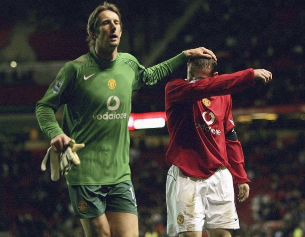 EDWIN VAN DER SAR: One of Manchester United's greatest goalkeepers, Edwin made his debut against Hungarian side Debreceni VSC in a Champions League qualifier, a 3-0 win for the Red Devils and a clean sheet for the Dutchman, who went his first 5 games without conceding.  #MUFC