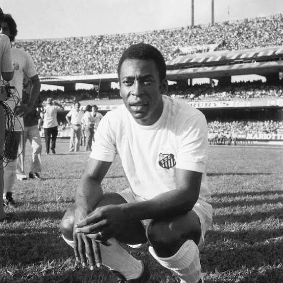 Noted English football writer Geoffrey Green once declared: “Di Stefano was manufactured on earth, Pele was made in heaven.”