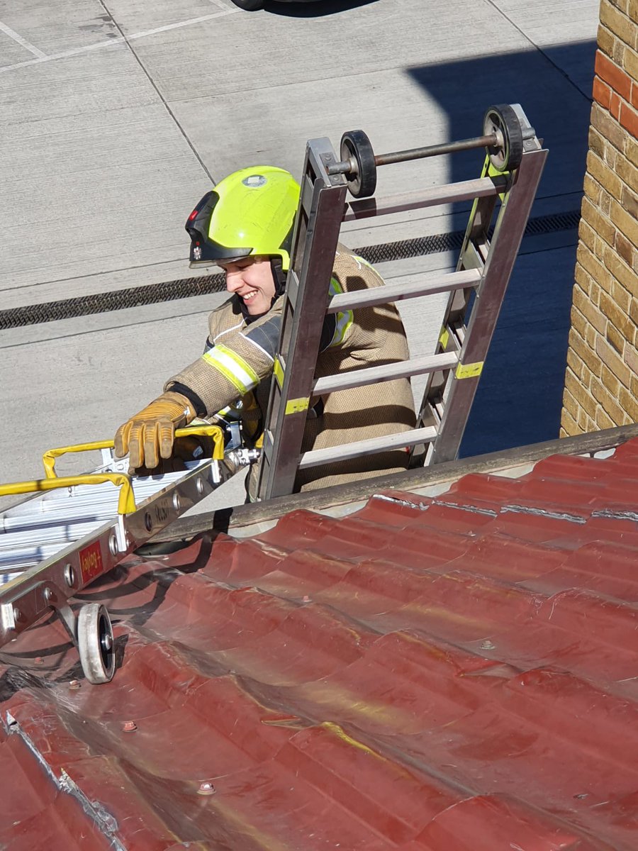 LFBBarkDag's tweet image. Barking Blue Watch at &quot;peak&quot; performance during roof ladder training today, not for the faint hearted. #LFB #operationaleffectiveness #StayAtHomeAndStaySafe #Training