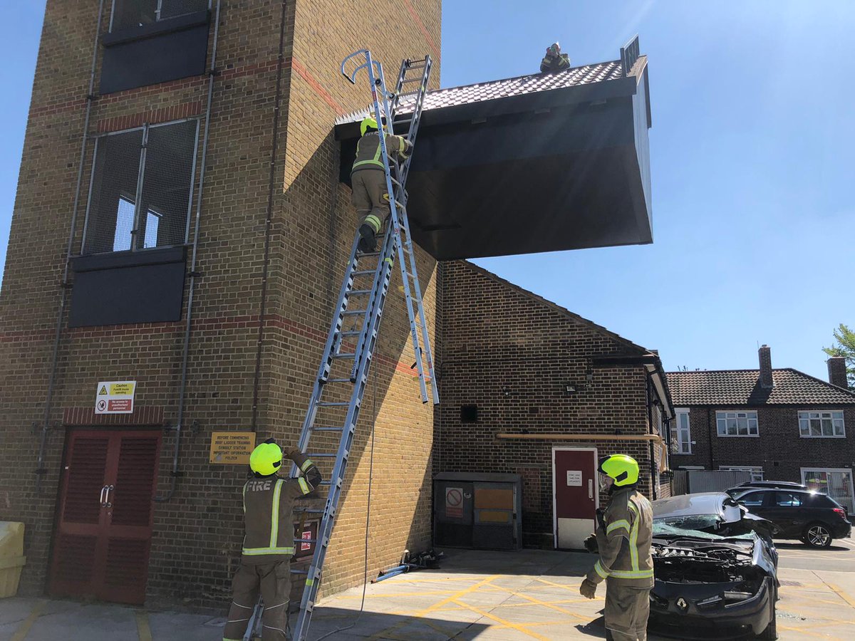 LFBBarkDag's tweet image. Barking Blue Watch at &quot;peak&quot; performance during roof ladder training today, not for the faint hearted. #LFB #operationaleffectiveness #StayAtHomeAndStaySafe #Training