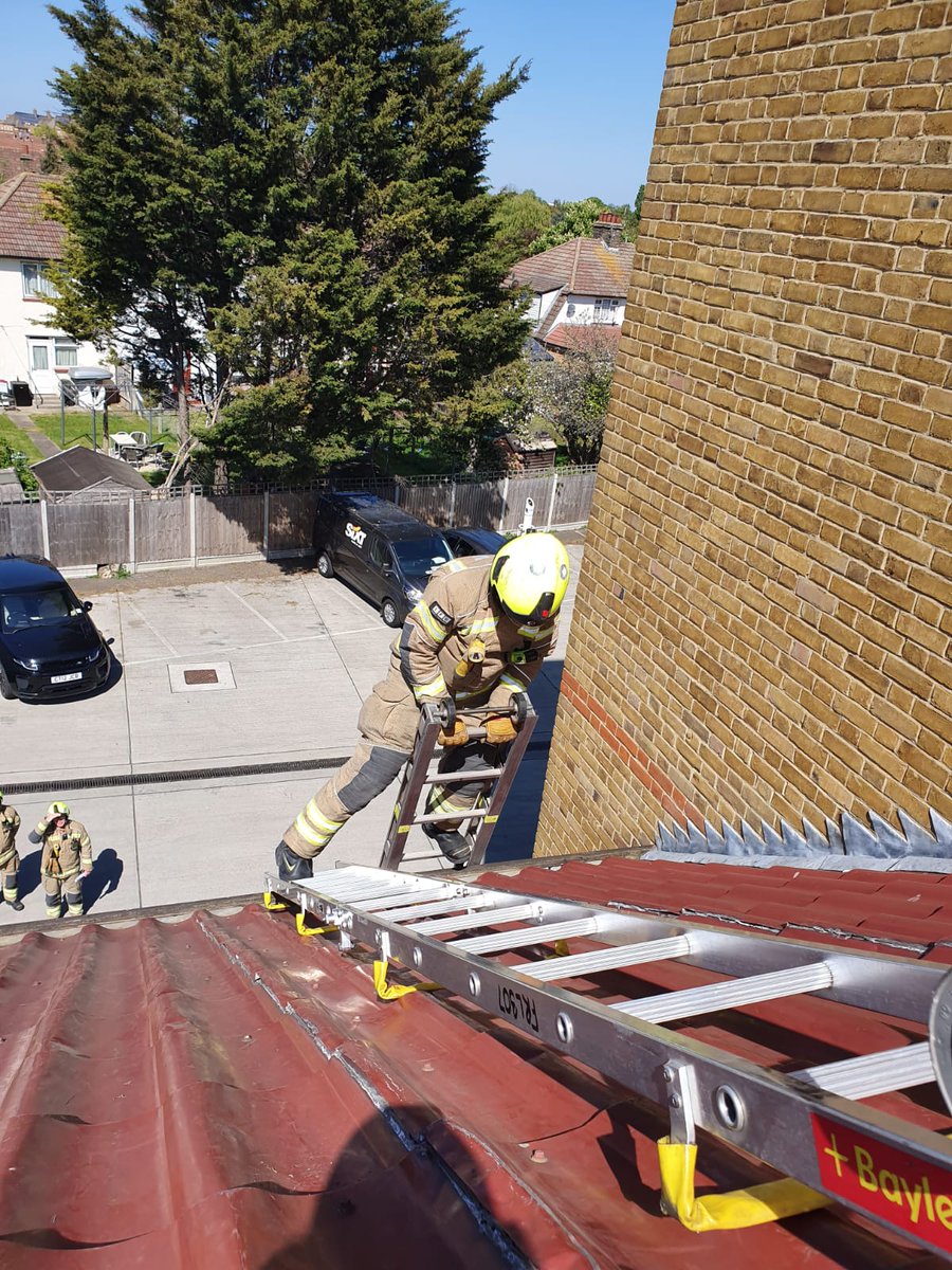 LFBBarkDag's tweet image. Barking Blue Watch at &quot;peak&quot; performance during roof ladder training today, not for the faint hearted. #LFB #operationaleffectiveness #StayAtHomeAndStaySafe #Training