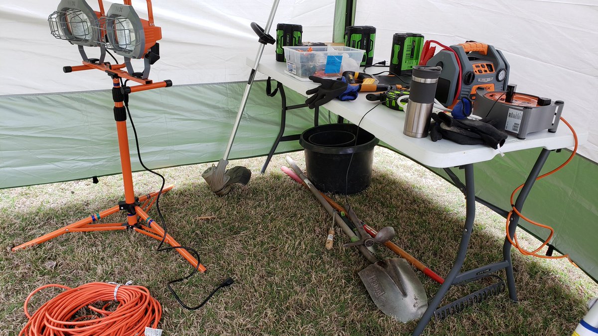 kalvetu's tweet image. பகல் &amp;amp; இரவு வேலை செய்யப்போவதால், பெரிய மின் விளக்கு மற்றும் தேவையான பொருட்களை வைத்து, இன்சா&quot;முனியாண்டி&quot;க்கு ராமு என்ற வெள்ளரிக்காயை பலி கொடுத்து அரக்க பூசை போட்டாகிவிட்டது.
#BackyardProject 
#2020_Initiative 
7/