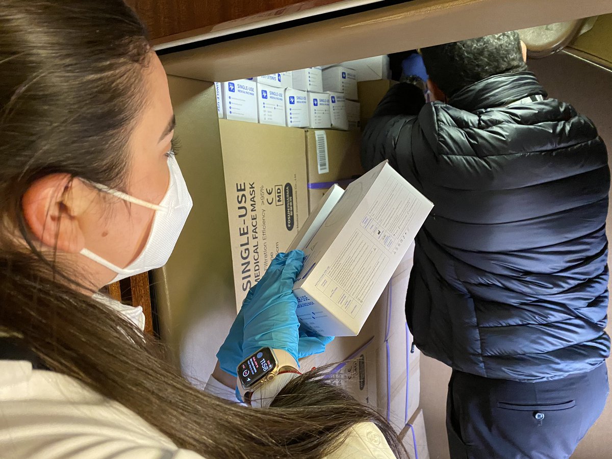 rcavada's tweet photo. Cargando el avión de @Helidosa Pilotos y personal chino #atrabajar para llenar los más rápido posible para poder regresar a República Dominicana. #coronavirusrd #coronavirus #operacionverdad https://t.co/wtKPKapQLC