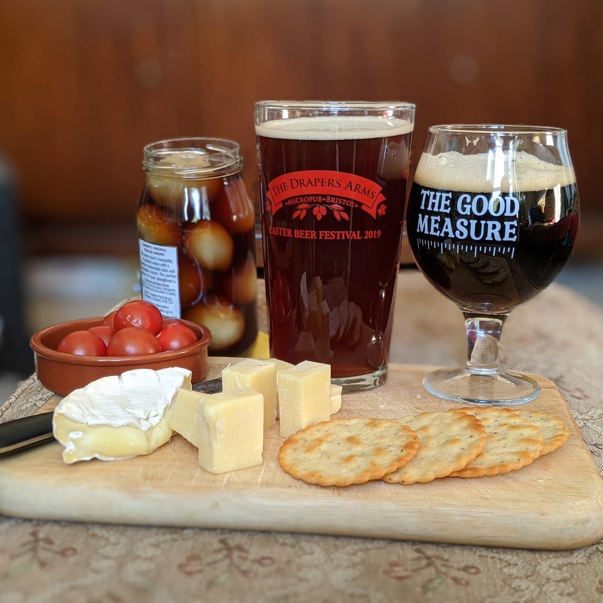 14/4/17: Sundays at The Drapers!
Free cheese, cask beer, maybe a cheeky G&amp;T. We miss The Drapers, Bris’s 1st micropub &amp; our local on Glo’Ro. We miss all our fave pubs (not to mention our own!), &amp;cant wait to get out &amp; support them again.
Till then, cheese&amp;beer at home - cheers!🍻