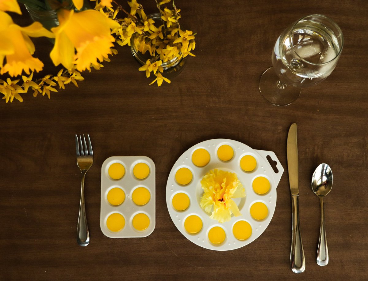 geminidose's tweet photo. I’ve heard eating yellow paint will bring you happiness. 

A self portrait series. 💛 https://t.co/5HEgOFc2Tg