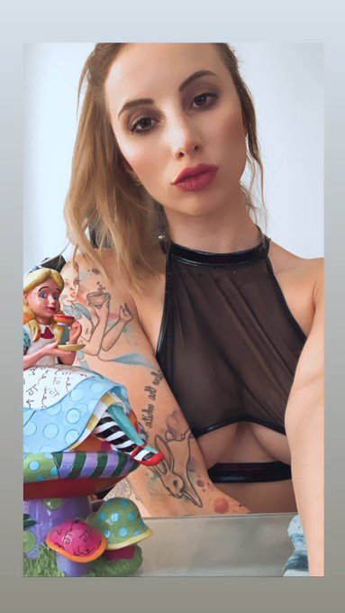 Was ist dein Lieblings- Disney Film ? Meiner ? Schau auf das n&auml;chste Bild 🎀🍭☕️🐇 @mydirtyhobby  . . #aliceinwonderland<a href="/tag/disney"class="tags"><span>#disney</span></a><a href="/tag/blond"class="tags"><span>#blond</span></a><a href="/tag/ad"class="tags"><span>#ad</span></a><a href="/tag/hamburg"class="tags"><span>#hamburg</span></a><a href="/tag/aliceinwonderland"class="tags"><span>#aliceinwonderland</span></a>