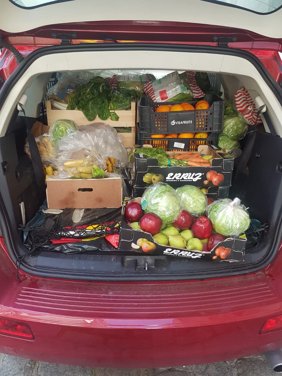 Hdad_Montserrat's tweet photo. En el sexto domingo de confinamiento queremos agradecer a @FrutasFaustino y @FrutasMora todas las contribuciones realizadas a lo largo de esta semana.
Muchas familias en Polígono Sur y Vacie reciben alimentos frescos gracias a donaciones como éstas https://t.co/aSUtt756sv