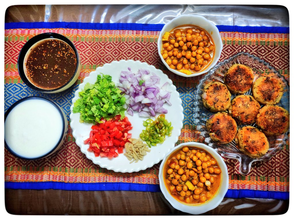 A very foodie weekend this was... Ended Sunday eve with a chat partyyyyyyy!!!   #jogacooks UP wali aloo tikki chaat with saunth ki chutney (I hand grounded the roasted masalas for this ) and meethi dahi&Bengali ghugni with narkel!Totally worth the effort... Slurrrp