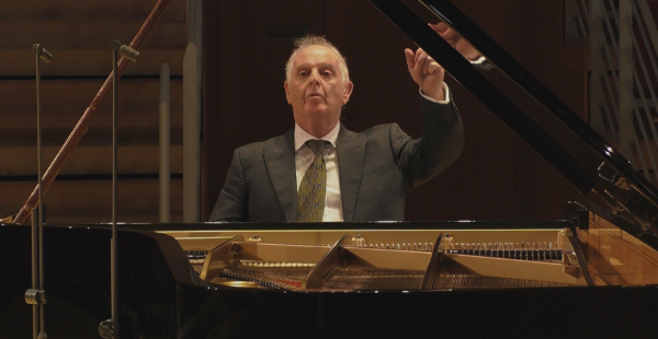 💬 "You will hear a program of 70 years of encores" - <a href="/DBarenboim/">Daniel Barenboim</a> performs selected Etudes and other works by Chopin from our empty hall. 
👉🏻 Watch on boulezsaal.de/intermission