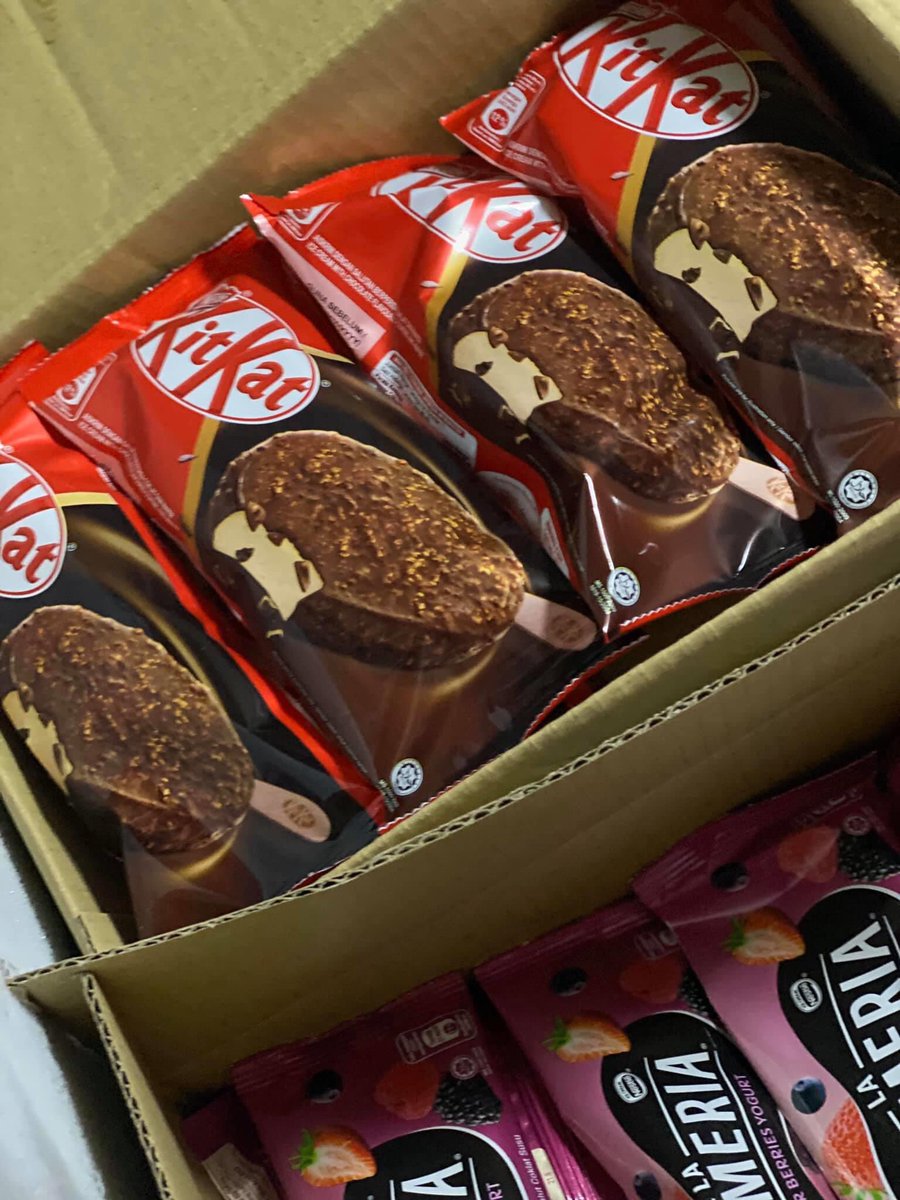 MalaysianFoods's tweet photo. Terbaik nestle hari ahad pun delivery juga. Order hari jumaat, semalam dapat aiskrim nya! 😍 https://t.co/KbVIjrMipw