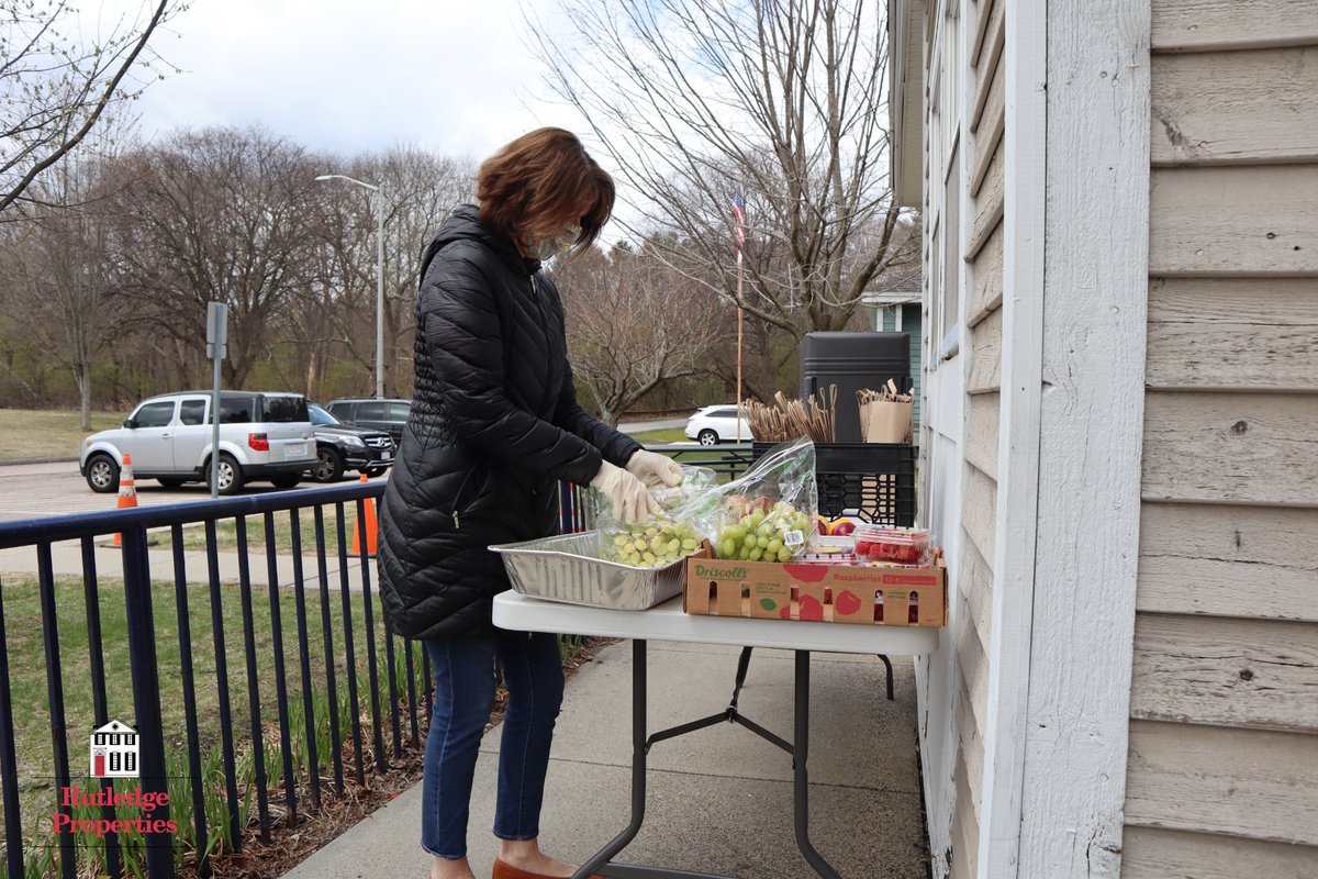 rutledgeprop's tweet photo. Rutledge agent Trish Bradley is assisting Maura Renzella, Director of the Youth Program for Wellesley, to ensure school lunches are delivered to kids who need them while learning from home. https://t.co/5WggAwcwxt