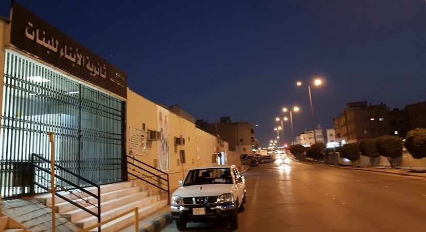 sadeemD1's tweet photo. #لا_تعيقهم هذا منحدر مدرستي سابقاً ومع الأسف يتضح هنا أن المنحدر غير مناسب وفيه الكثير من الاخطاء التي قد تسبب اصابات لذوي الأعاقة ولغيرهم وذلك لعدة اسباب: ارتفاع المنحدر والحديد الذي أمامه واقترابه من الشارع وغيره، ومن واقع تجربه لقد تسبب في وقوعي اكثر من مره. https://t.co/OgQHF7NyAk