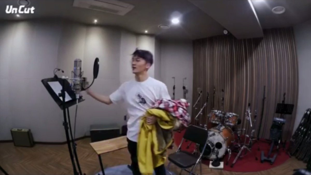 neocuteboy0802's tweet photo. 옷 하나씩 벗겨지는거 왜케 웃곀ㅋㅋ 마지막에 다 들고 나감 https://t.co/e3fRreOdhv