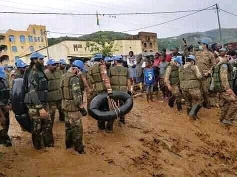 AndyBemba's tweet photo. Uvira : Sur les 2 photos prises lors des inondations, l’on voit des éléments de la mission des NU aux 1ères lignes, apportant secours aux populations. Sur la 2e photo, des éléments de la PNC confortablement assis au balcon. 

éduquons, éduquons et rééduquons le Congolais. https://t.co/oE8naeYetm