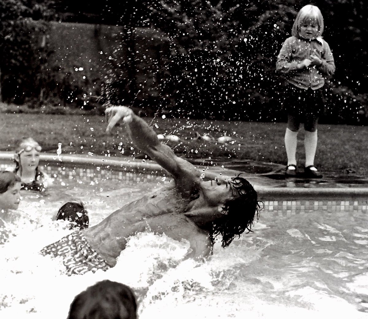 Photo ⁦<a href="/hymoney/">hy money</a>⁩ : if this were a cough or sneeze this is how far the droplets spread if it were visible. Keep your distance. Keep safe. Wear a mask . #covid