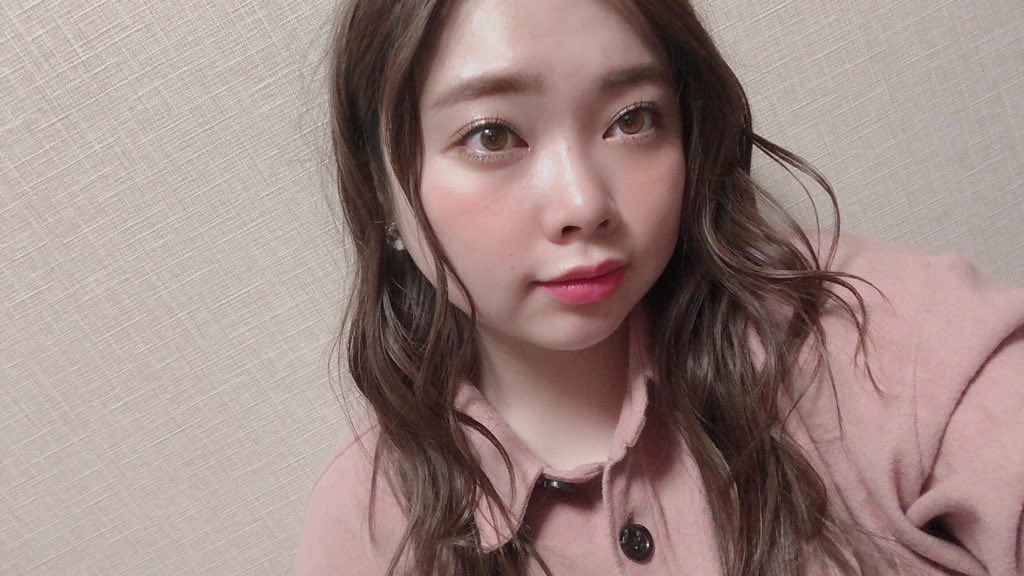 saa199302011's tweet photo. 久々にメイクして髪の毛
巻いて自撮りしました💇♀️💄
やっぱりメイク楽しい( ・̑◡・̑ )💓
#マスカラ
#snapscara
#maybelline
#リップ
#チャビースティック
#シャドー
#lunasol
#starshowereyes05
#チーク
#sezane
#唯一盛れた写メたち w
💄https://t.co/Z9lCSZjosG https://t.co/45H7bfryyS