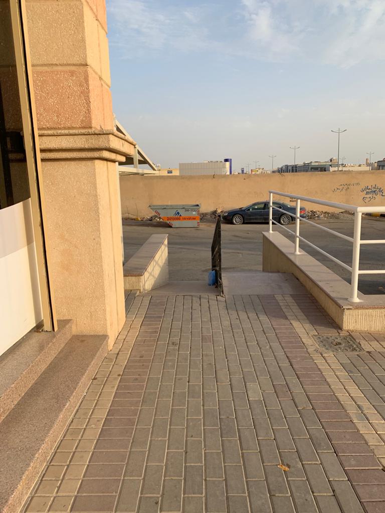 AlharbiAli_'s tweet photo. هذي صور لأحد المنحدرات بالرياض و فيها أكثر من غلط.
أولا الميول, مايل لدرجة يصعب على أي شخص يطلع او ينزل ومعه عربية تسوق فبيكون أصعب لذوي الإعاقة.
و النقطة الثانية الاتجاه, موجه على الشارع مباشرة ولا فيه مساحة وهذا يشكل خطر كبير لذوي الإعاقة.

#لا_تعيقهم https://t.co/YWXTbObt3y