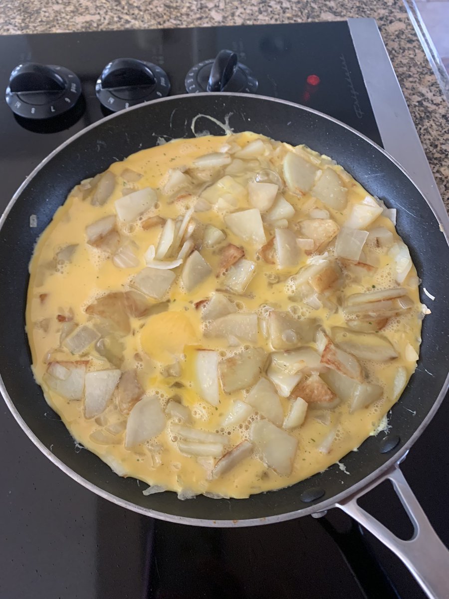 SraCap's tweet photo. Enseñando a mi hijo cómo preparar una tortilla española #cocinar #tortillaespañola https://t.co/TVPmm1tjRY