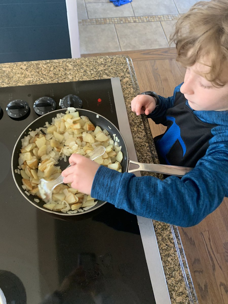 SraCap's tweet photo. Enseñando a mi hijo cómo preparar una tortilla española #cocinar #tortillaespañola https://t.co/TVPmm1tjRY