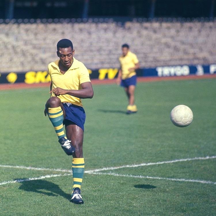 Pelé often dropped extremely deep to pick up the ball, and was primarily a playmaker, not a goalscorer. Very similar to what we would consider a number 10 today.