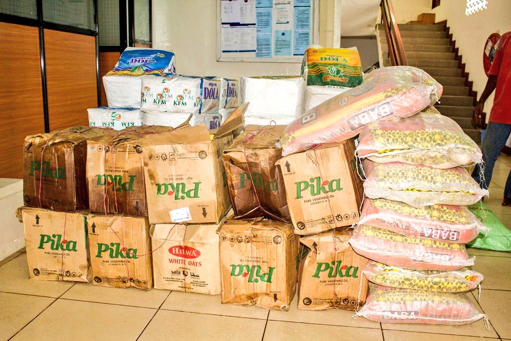 AbdishukriOsman's tweet photo. Handed Over Foodstuff Donated By The #LamuPort Contractor China Communications Construction Company ( CCCC) To Maskani Youth Initiative, A Local CBO Targeting A Section Of Vulnerable Families In #LamuCounty During This #COVID19KE Pandemic @SGRHeadOffice
#CCCCInAction
#WeCare https://t.co/0SptpxWR7F