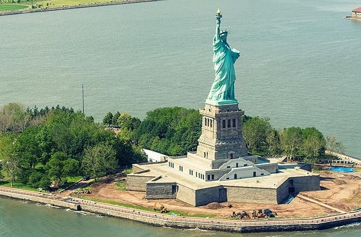 Heykelin başındaki taçın 7 sivri ucu 7 kıtayı veya 7 denizi simgeliyor. Heykelin yüksekliği 46 metre, kaidesi ile beraber 93 metre. Ziyaretçiler heykelin içinden meşaleye kadar 168 basamaklı bir merdivenden çıkabiliyor.#özgürlükheykeli