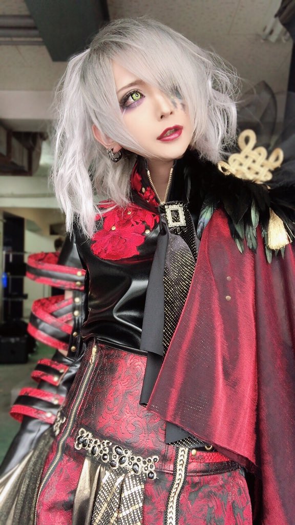 ayanami_ray0704's tweet photo. コロナのせいで仕事無くなって100万の借金を背負うなんて全く思ってない頃の新アー写の自撮りです。だからせめて有名になりたい https://t.co/tcz97qJiYt