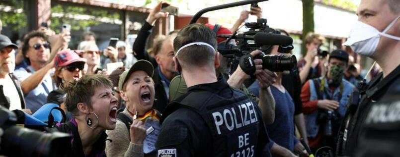 Ikonisch. Das Foto ist am Samstag auf der Querfront-Demonstration auf dem Rosa-Luxemburg-Platz in Berlin entstanden. Der Hass und die Wut in den Gesichtern der Frauen erschüttert.

Credit: Christian Mang/Reuters