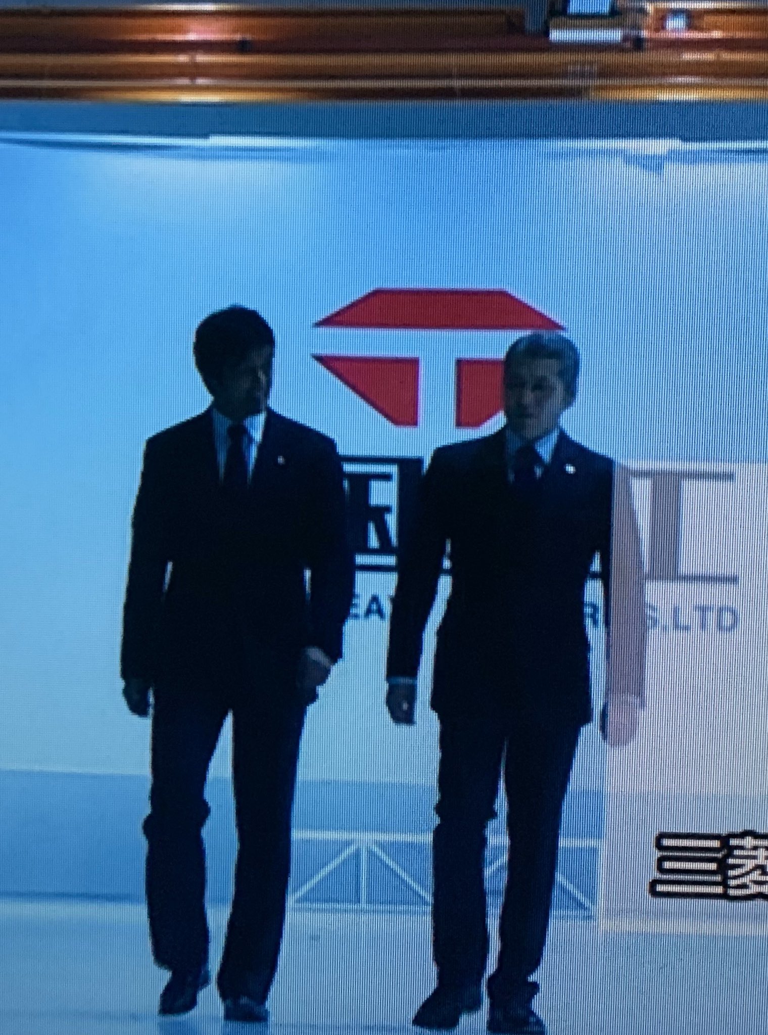 な な on X: 