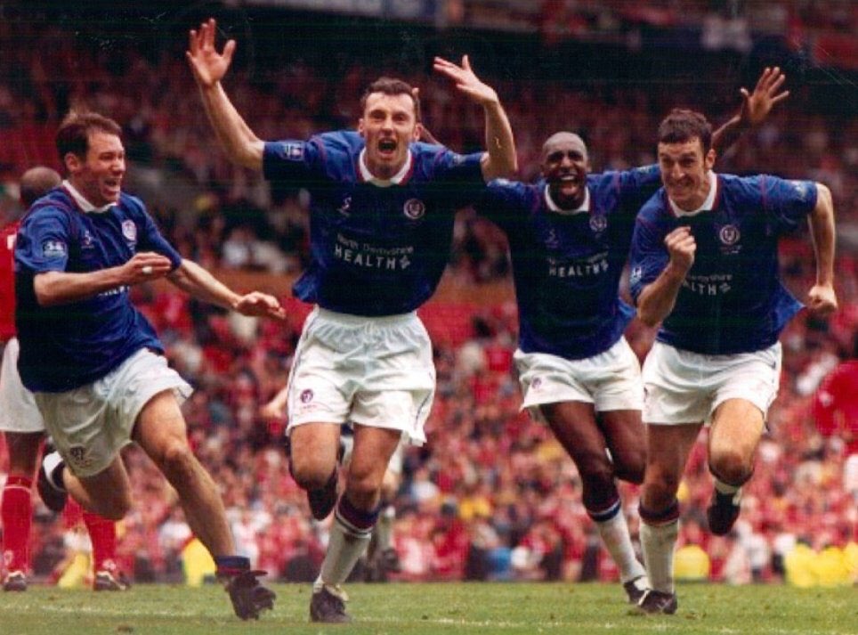 adamwilbourn's tweet photo. Chesterfield 3-3 Middlesbrough
FA Cup Semi-Final 1997.
I remember bursting into tears when Hewitt scored the late equaliser!
...and I will never, ever forgive David Elleray.
#FACupClassics https://t.co/3kpZhXSvkL