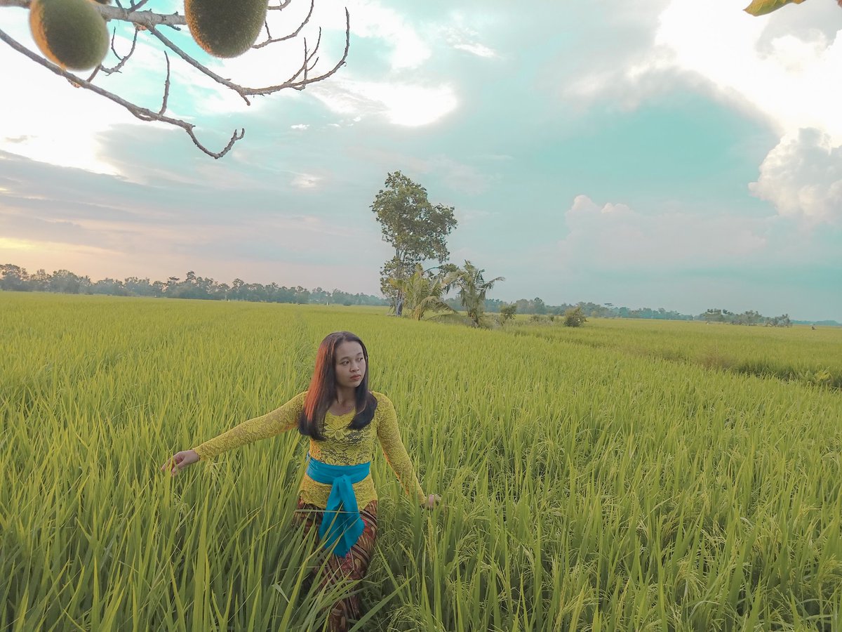 kadekwinda's tweet photo. Menarilah dan terus tertawa karena dunia tak seindah surga https://t.co/tYfgQSZ4Sx