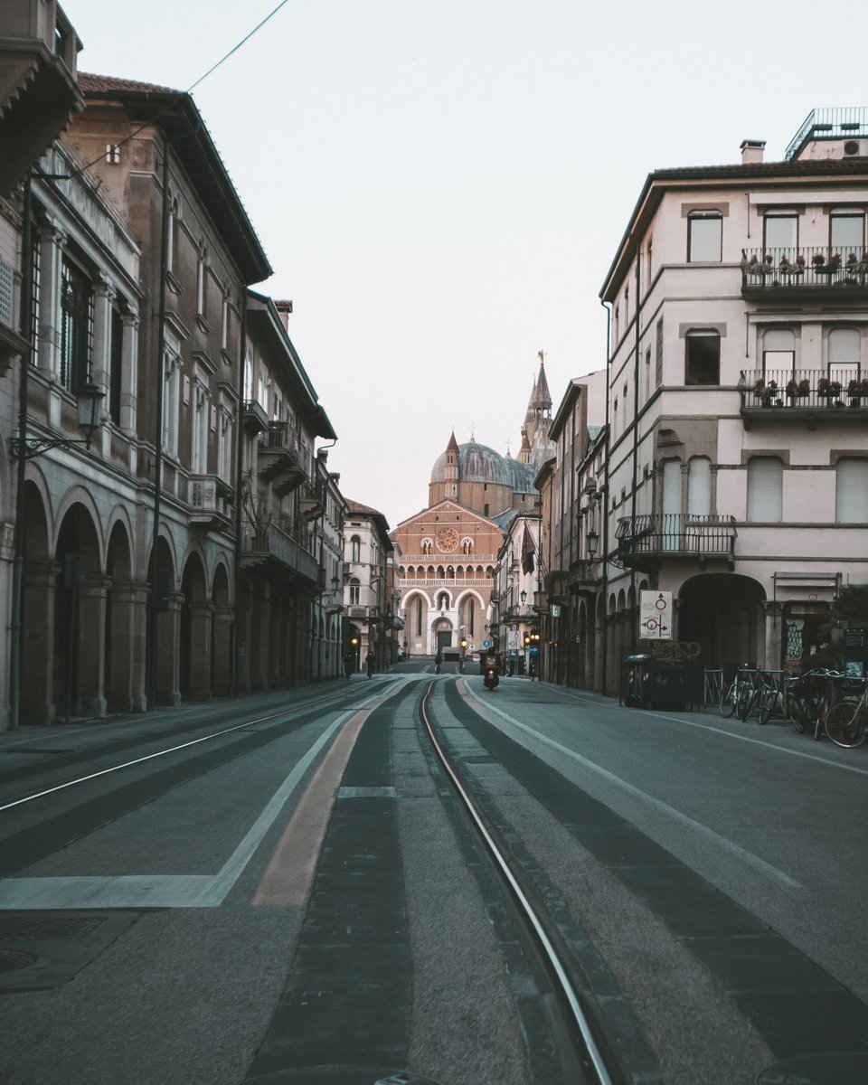 LazzaroSTUDIO's tweet photo. Silent Moments. #Padova #RegioneVeneto #COVID19 #streetphotography #fotografia #giorgiolazzaro https://t.co/i2twPfKWsL